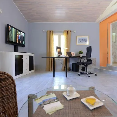 Scenic With Swimming Pool Vila Combe-Moliere