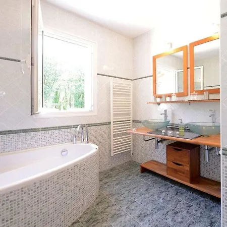 Vila Scenic With Swimming Pool