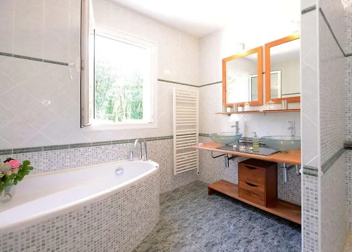 Villa Scenic With Swimming Pool